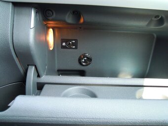 Volkswagen Touran 1.6TDi 7 MÍST-SERVIS-VSTŘIKY - 14