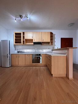 SENEC - NA PREDAJ 2 izbový byt s vlastným parkovaním, pri St - 14