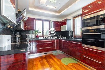 6 IZB. DOM NA PEREŠI S JAZIERKOM A NÁDHERNOU ZÁHRADOU - 14