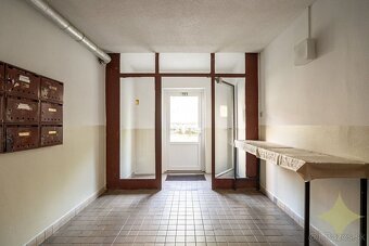 Exkluzívne na predaj priestranný čiastočne prerobený 3 izbov - 14