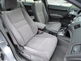 Honda Civic sedan 1,8 i-VTEC Aut. Šíbr 2006 - 14
