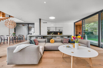 Moderný dom ukrytý za nenápadným vizuálom z ulice - 14