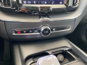 Volvo XC60 B4 145kW AWD Geartronic Plus Dark - 14