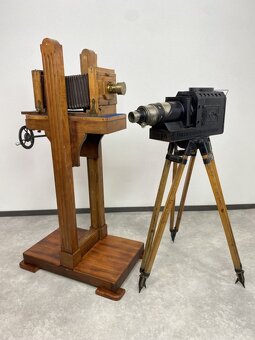 1,Veľký starožitný mechový fotoaparát a Starožitný projektor - 14