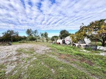 Ponúkame Vám na predaj rodinný dom s veľkým pozemkom v meste - 14