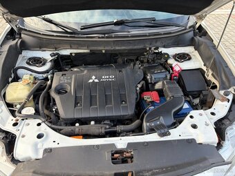 Mitsubishi Outlander 2.3 DiD 130kw 4x4 7 míst ČR - 14