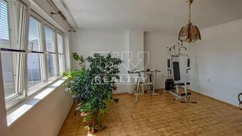 Priestranný dom v radovej zástavbe s átriom a garanciou... - 14