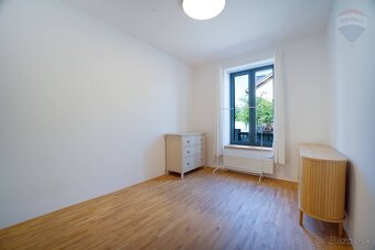 Zrekonštruovaný 5 izbový Rodinný dom s garážou a záhradou - 14