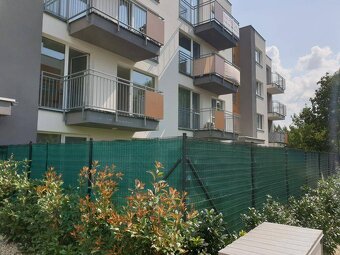 Nový priestranný 3iz. byt s klimatizáciou, balkónom a parkov - 14