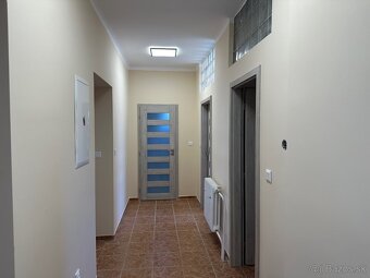 Skladové priestory v oplotenom areáli s vrátnikom - 14