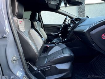 Ford Focus Kombi 2.0 ST Edition Swiss 250PS - 14