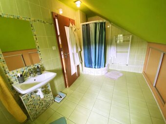 7 izbový rodinný dom s garážou,pozemok 730 m2 v obci Slatina - 14