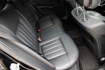 Mercedes Benz E400 sedan - 14