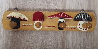 Posteľ, skrinky, stôl, stoličky, nočné stolíky, obrázky. - 14