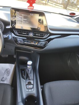 Toyota C-HR 1.8 Hybrid E-CVT rok 2021 - 14