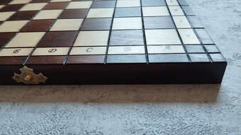 Menší dřevěné vyřezávané šachy 31x31, nepoužité - 14
