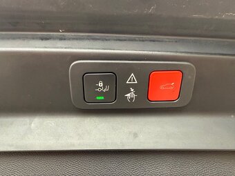 Peugeot 5008 2018 1.6(121kw) A/T 7 miest - 14