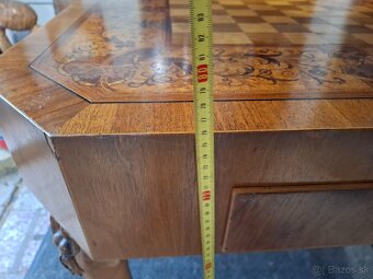 Predám starožitný intarzovaný šachový hráčský stolík 80cm x - 14