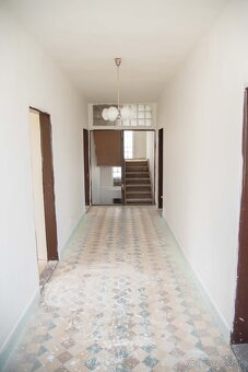 EXKLUZÍVNE vám ponúkame na predaj starší rodinný dom s veľký - 14