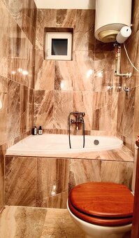 Vidiecke sídlo na polosamote Ábelovských Lazov - 14