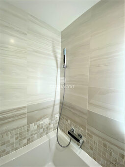 Priestranný, rekonštruovaný 3 izbový byt v centre mesta na T - 14