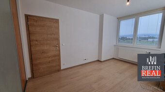 VEĽKÝ 2 izb. BYT, loggia + PARKOVACIE STÁTIE - 5,5 ročná NOV - 14