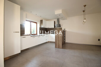 NA PREDAJ: Priestranný dvojgeneračný rodinný dom - Valaliky - 14