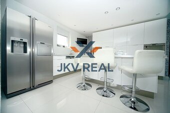 Rodinná oáza pokoja a luxusu – veľkorysý 6-izbový dom s altá - 14