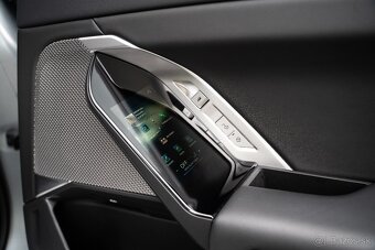 BMW M760e xDrive A/T Na prenájom - 14