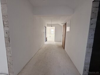 Na predaj 3-izbový podkrovný byt s loggiou v historickom cen - 14