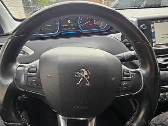 Peugeot 2008 1.2 Full výbava Allure ambilight - 14
