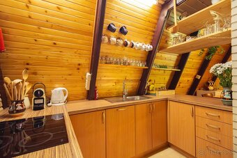 REZERVOVANÉ Čarovná chata uprostred prírody s tečúcim poto - 14