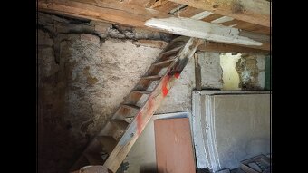 Na predaj starší rodinný dom s veľkou záhradou. - 14