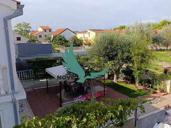 Chorvátsko - Na predaj dom s dvoma apartmánmi len 90 m od mo - 14
