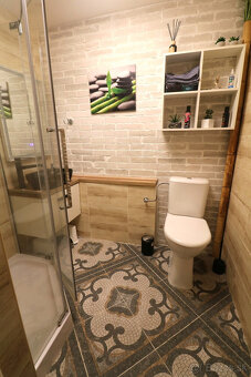 PREDAJ RODINNÝ DOM S BAZÉNOM A PRIESTOROM NA PODNIKANIE - 14