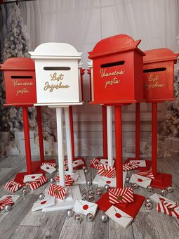 Drevené rekvizity, paravany a pódia.
 - 14