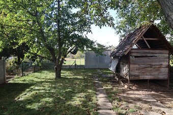 Rodinný dom s garážou a veľkým pozemkom na predaj - 14