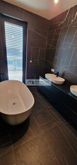 Ponúkam na PREDAJ 5 IZBOVÝ PENTHOUSE V MESTE NOVÉ ZÁMKY - 14