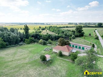 NA PREDAJ RODINNÝ DOM S VEDĽAJŠÍMI PRIESTORMI NA 2 HEKTÁROVO - 14