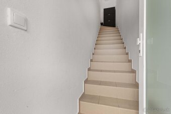 KOMPLETNE ZARIADENÝ 2-IZB. BYT, PARK.MIESTO, ROVINKA - KVETN - 14