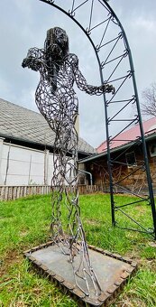 Socha ženy z kovu - 14