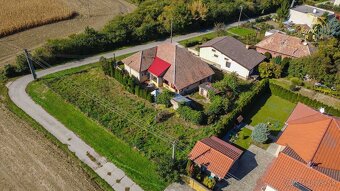 Na predaj 6-izbový rodinný dom s veľkým pozemkom v Komjatici - 14