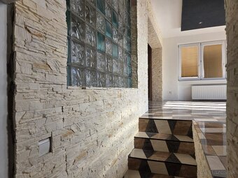 Zrekonštruovaný dom s krásnym interiérom- ihneď k bývaniu - 14