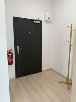Nový priestor s pred-záhradkou a parkovacím miestom. Biely K - 14