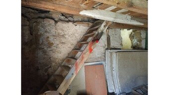 Na predaj starší rodinný dom s veľkou záhradou. - 14
