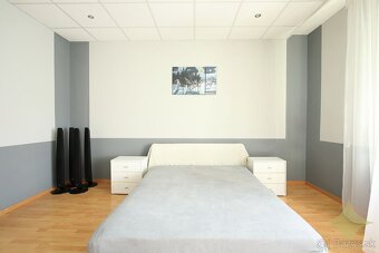Harmonický rodinný dom s vkusne upraveným pozemkom, jazierko - 14