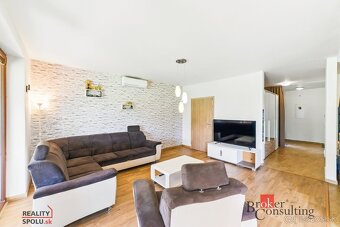 Veľkorysý 5-izbový rodinný dom s garážou len 15 minút od Bra - 14