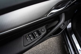 BMW 540i xDrive Touring - 14