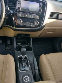 Mitsubishi Outlander 2,2 DI-D 4WD CVT 7 miestny - 14