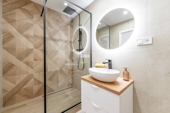 MIŠKOVECKÁ - JUH. Krásny 2 izbový byt, 51 m2 + loggia. ZARIA - 14